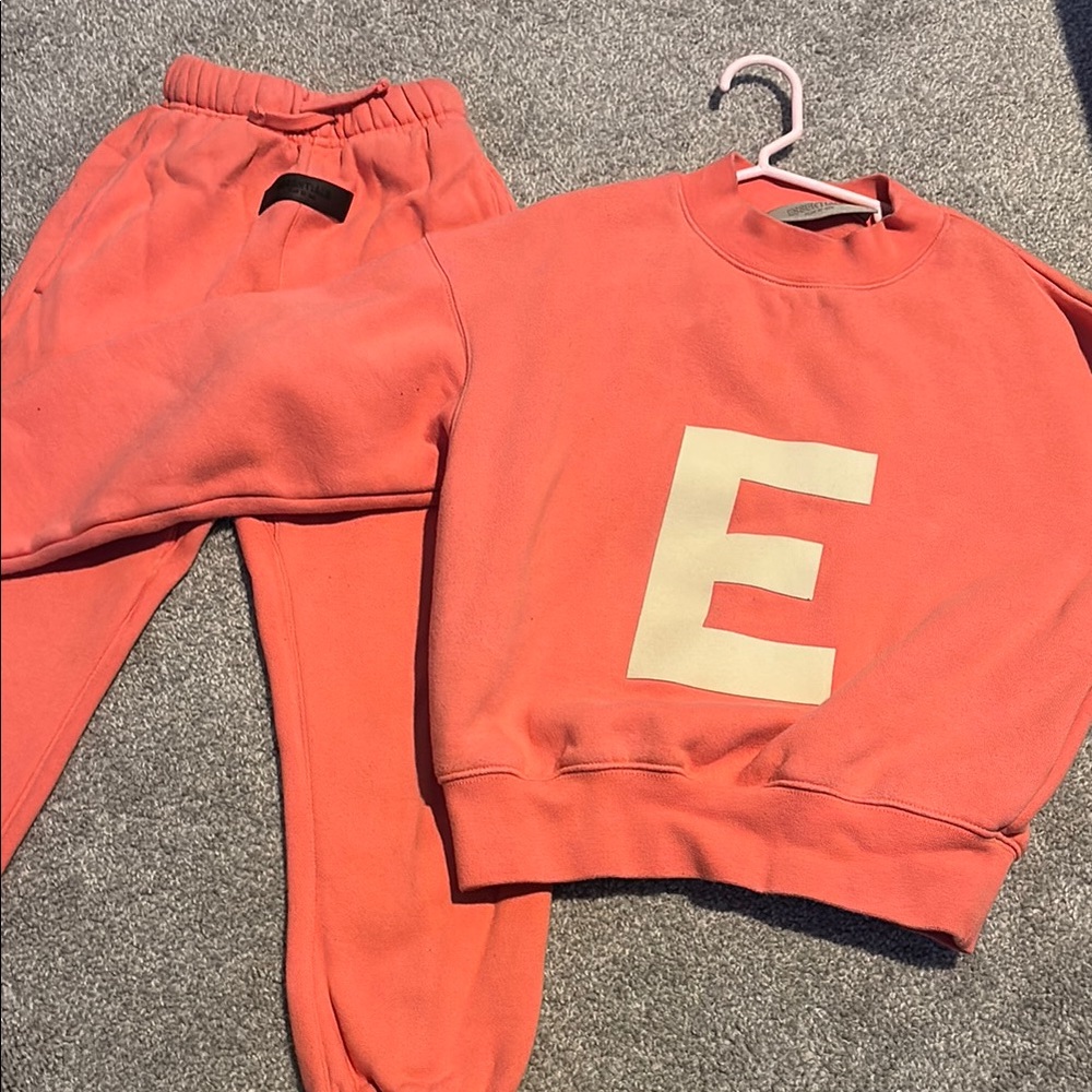 Essentials Fear of God set
Kids size 4/5